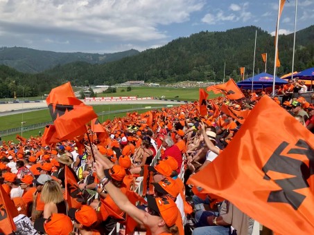 Großartige Stimmung unter den KTM Fans