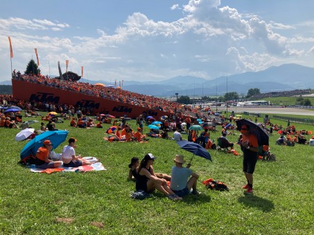 Moto GP bei strahlenedem Sonnenschein vor dem Regen zu Rennende